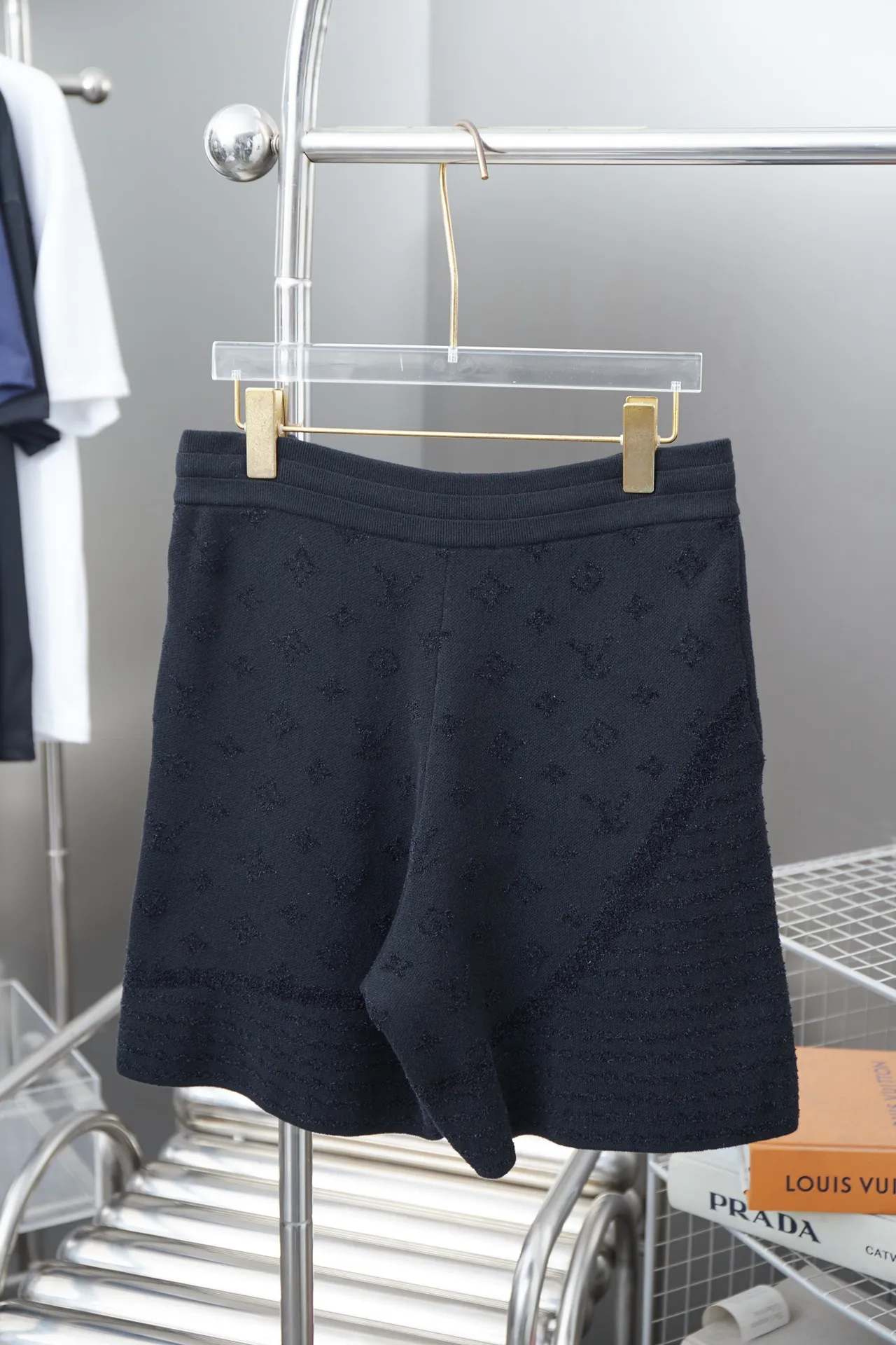 🅿️230 LV Louis 25ss new spring and summer style black letter jacquard knitted shorts, light luxury, a must-have item for daily commuting for men and women, correct version, welcome to compare, detailed features · Made of high-viscosity cotton material, high count cotton is added, dry and avoid stuffiness · Made of jacquard machine imported from Germany, woven with Lv Monogram plaid intarsia, and matched with velvet of the same color to present a unique three-dimensional texture · Original main mark, washed tag, brand moisture-proof paper packaging Color: Black Size: S/M/L/XL